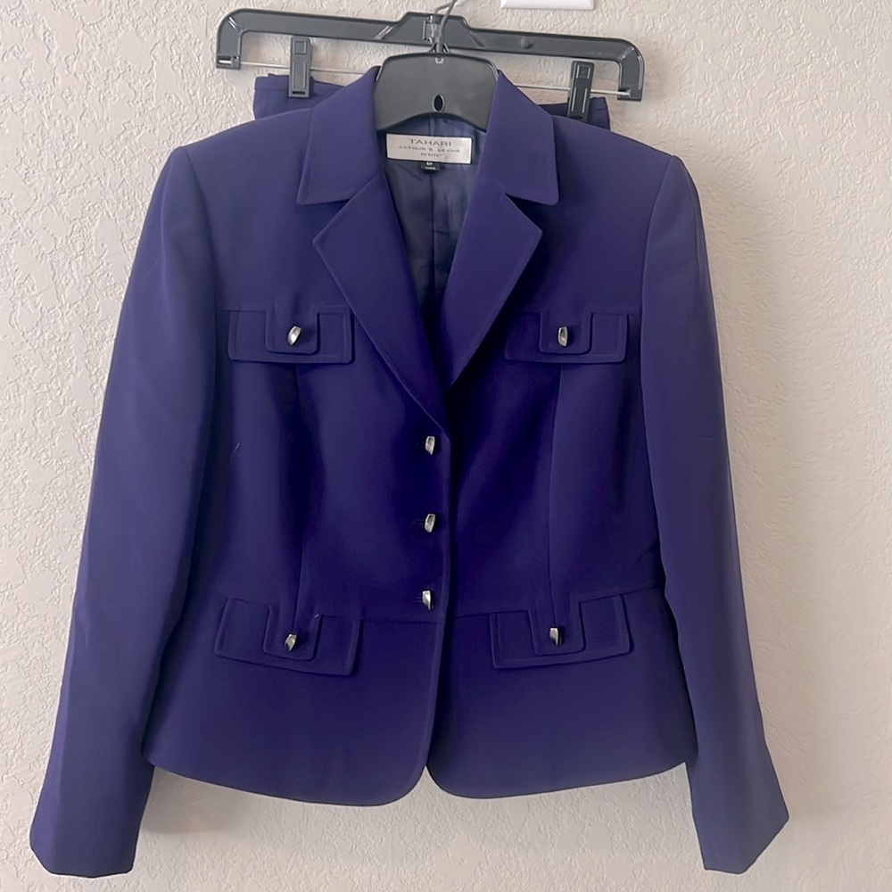 EUC TAHARI Arthur S. Levine Size 8 petite purple coordinating suit